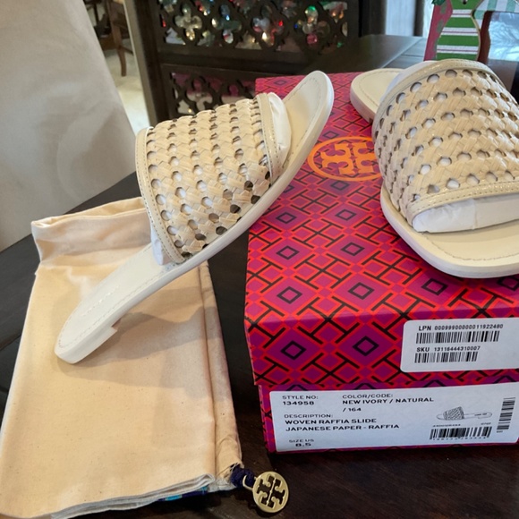 Tory Burch Woven Raffia Slides in new ivory/natural,BNIB.MSRP$298 - Picture 2 of 4
